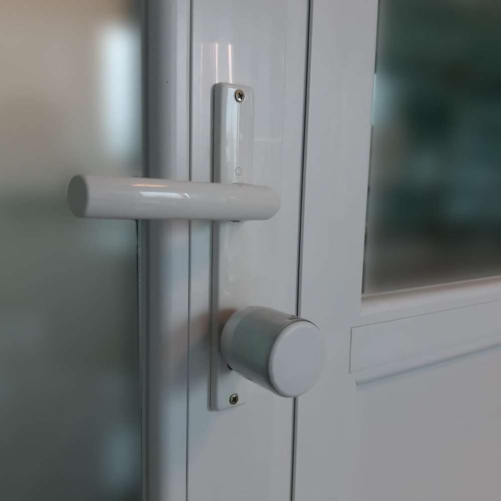 Pomolo motorizzato per apertura smart in piena sicurezza Pomolo motorizzato per apertura smart in piena sicurezza