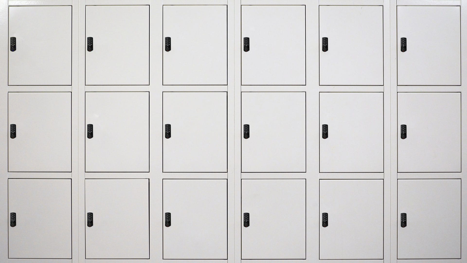 Wireless electronic lock for lockers